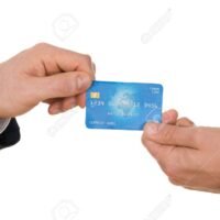 manos-sosteniendo-una-tarjeta-visa-debito