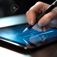 manos-usando-firma-electronica-en-computadora