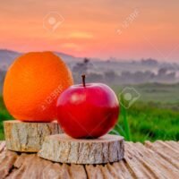 manzana-y-naranja-en-una-mesa