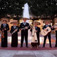 mariachis-tocando-en-fiesta-tradicional-mexicana