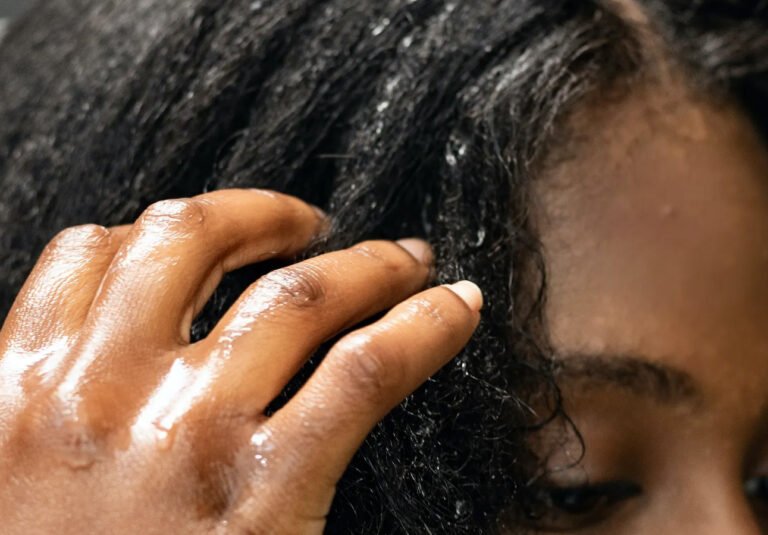 Cómo usar aceite para el cuero cabelludo correctamente