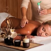 masajista-profesional-aplicando-aceite-masaje-espalda-femenina-salon-belleza_186202-709