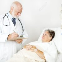 medico-examinando-historial-clinico-de-paciente