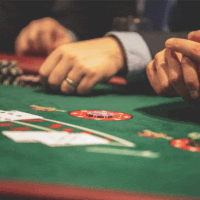 mesa-de-blackjack-con-cartas-en-mano