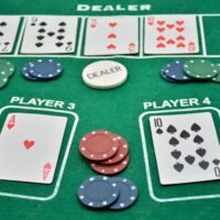mesa-de-juego-con-cartas-de-poker