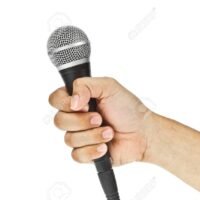 microfono-en-mano-cantando-en-karaoke
