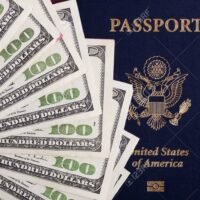moneda-de-estados-unidos-y-pasaporte-abierto