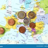 monedas-de-euro-en-un-mapa-europeo