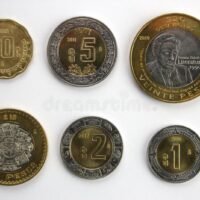 monedas-mexicanas-sobre-un-fondo-verde