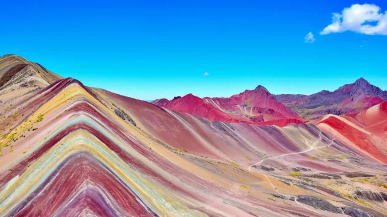Qué es y cómo llegar a la Montaña Arcoíris en Perú