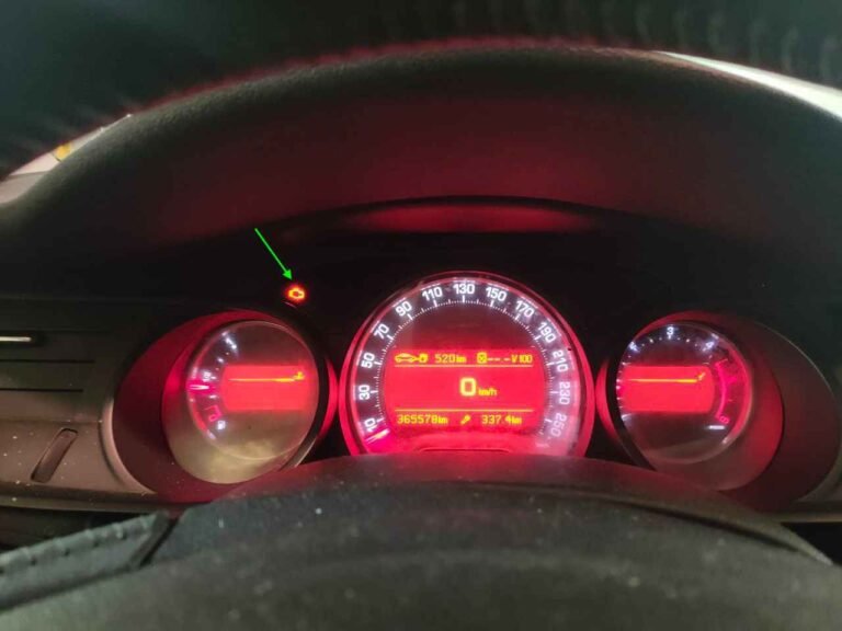 Por qué se enciende la luz de check engine en mi auto