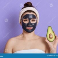 mujer-aplicando-mascarilla-facial-de-aguacate