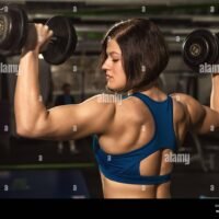mujer-atletica-levantando-pesas-en-el-gimnasio-2dmw09b