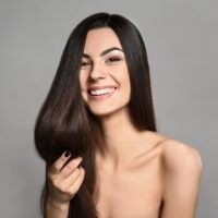 mujer-con-cabello-largo-y-saludable