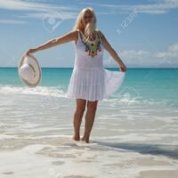 mujer-disfrutando-del-mar-en-la-playa