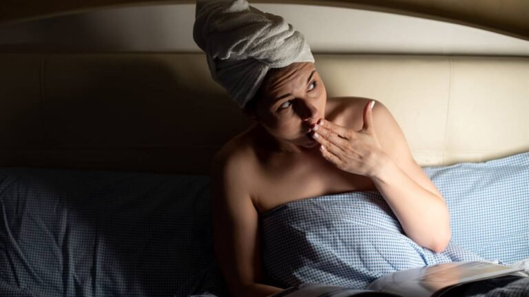 Es malo dormir con el cabello mojado: razones y consejos