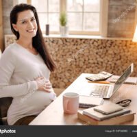mujer-embarazada-trabajando-en-casa-feliz