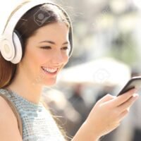 mujer-escuchando-musica-con-el-telefono