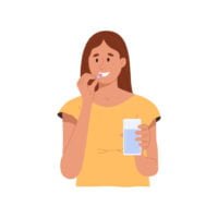 mujer-feliz-tomando-vitaminas-sosteniendo-pildora-y-vaso-de-agua