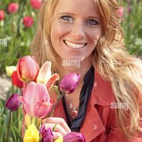 mujer-holandesa-entre-los-campos-de-flores-en-los-paises-bajos-d3mjj5