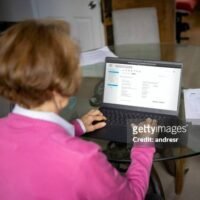 mujer-mayor-en-casa-revisando-su-bandeja-de-entrada-de-correo-electronico