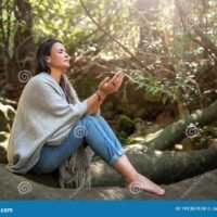 mujer-meditando-en-un-bosque-tranquilo
