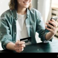 mujer-pagando-en-linea-con-iphone