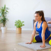 mujer-realizando-ejercicios-de-relajacion-en-casa