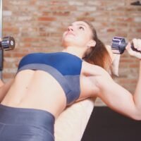 mujer-realizando-ejercicios-para-aumentar-busto