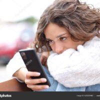 mujer-revisando-dos-celulares-con-preocupacion
