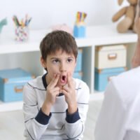 nino-con-autismo-comunicandose-a-temprana-edad