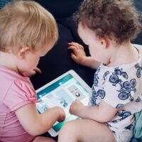ninos-usando-tablet-con-control-parental-activado