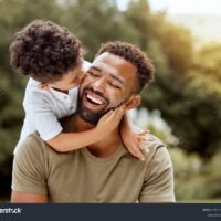 padre-feliz-abrazando-a-su-hijo