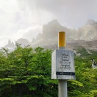 paisaje-montanoso-con-senal-de-altitud