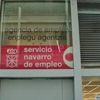 pamplona-navarra-espana-de-febrero-oficina-empleo-navarre-y-conocido-como-sepe-en-el-afiche-se-puede-leer-servicio-la-agencia-212625731