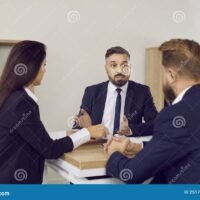 pareja-discutiendo-en-un-despacho-de-abogados