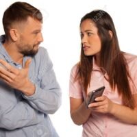 pareja-discutiendo-por-mensajes-de-texto