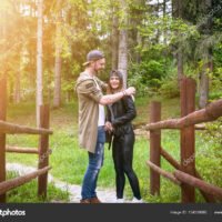 pareja-disfrutando-de-la-naturaleza-en-bosque
