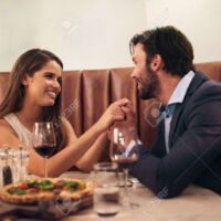 pareja-feliz-disfrutando-de-una-cena-romantica