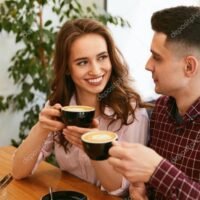 pareja-hablando-en-un-cafe-romantico