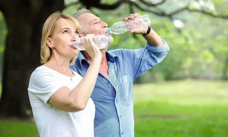 Por qué es importante consumir agua natural diariamente