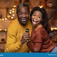 persona-cantando-karaoke-en-casa-feliz