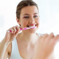 persona-cepillando-dientes-con-tecnica-adecuada