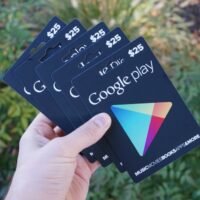 persona-comprando-tarjeta-de-google-play-online