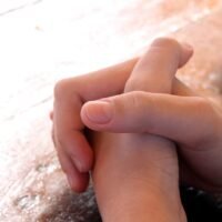 persona-con-las-manos-juntas-en-oracion