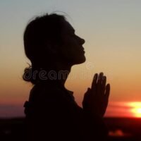 persona-en-silueta-rezando-en-la-naturaleza