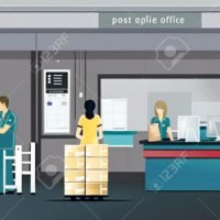 persona-enviando-paquete-en-oficina-de-correos