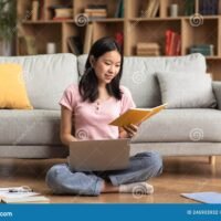 persona-estudiando-coreano-con-libros-y-laptop