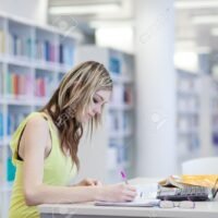 persona-estudiando-espanol-con-libros-y-laptop