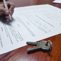 persona-firmando-contrato-de-prestamo-hipotecario